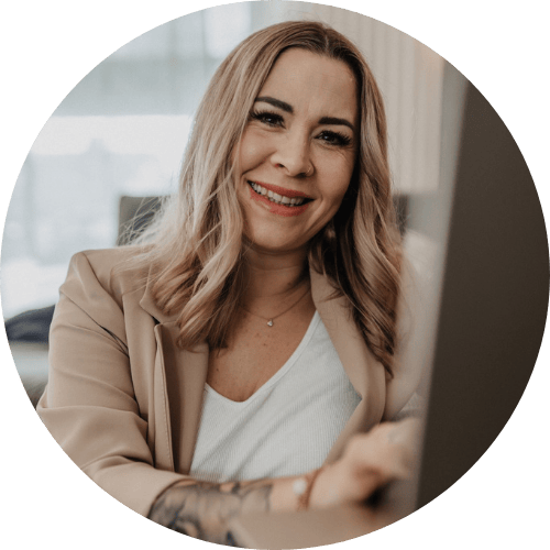 Zertifizierte Schlafberaterin für Babys & Kleinkinder am Laptop – bindungsorientiertes Schlafcoaching online, freundlich und empathisch.